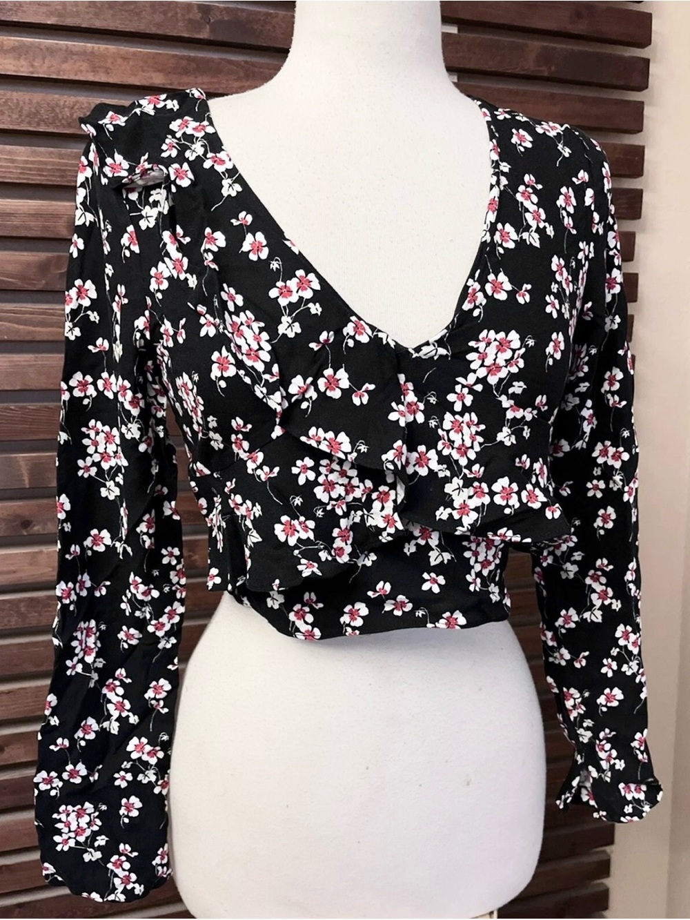 NWT Zara Black Red White Floral Ruffle Long Sleeve Crop Top Blouse - Small